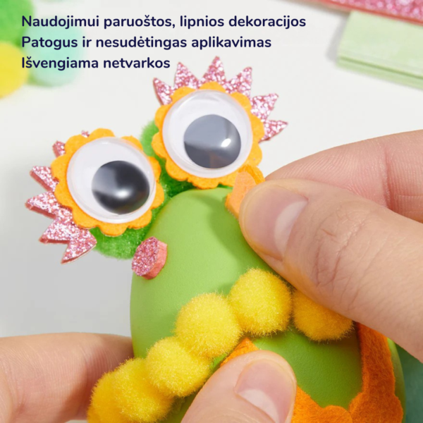 Spalvoti velykiniai kiaušiniai iš dekoravimo rinkinio