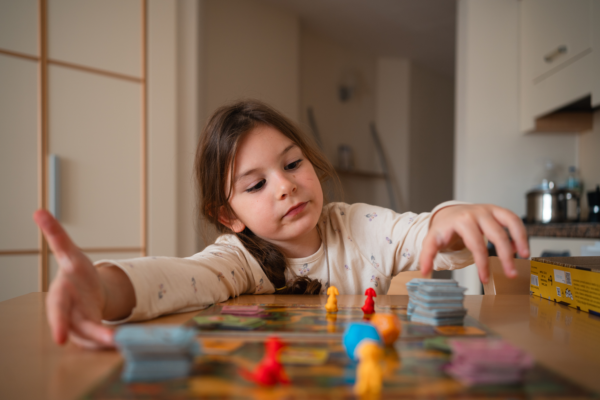 edukaciniai žaidimai vaikams, mama su vaiku žaidžia namuose ant kilimėlio šviesioje erdvėje