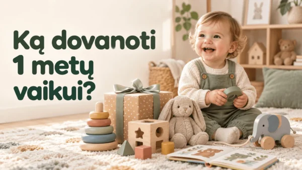 ką dovanoti 1 metų vaikui – besijuokiantis vaikas su medinėmis žaislais ir dovana